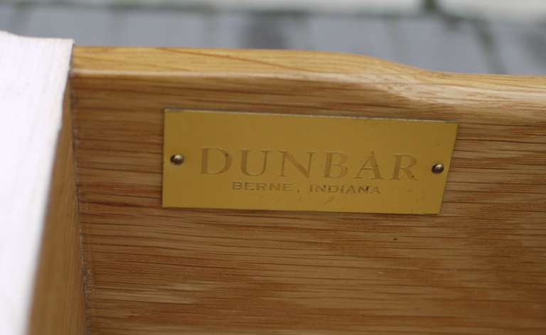 Niedrige Truhe aus elfenbeinfarbenem Kunstleder von Dunbar (Mitte des 20. Jahrhunderts) im Angebot