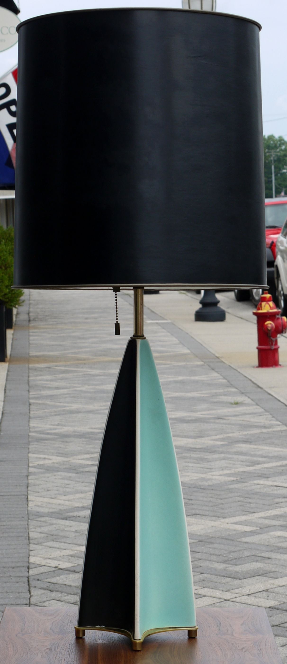 Ein Paar Tischlampen mit parabolischer Flosse von Gerard Thurston. Der Steingutkörper besteht aus vier flossenähnlichen Formen, die abwechselnd konkave Navy und helltürkise Glasur aufweisen. Das Porzellan steht auf einer sternförmigen