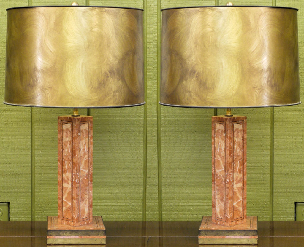 Atemberaubende Maitland-Smith-Lampen mit furnierter Marmorfassade und eingelassenen Messing-Nadelstreifen.  Die Lampenschirme sind nicht enthalten.