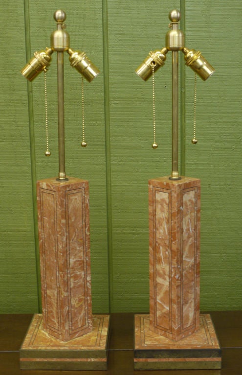 Lampenpaar aus furniertem Marmor und Messing von Maitland Smith (Philippinisch) im Angebot