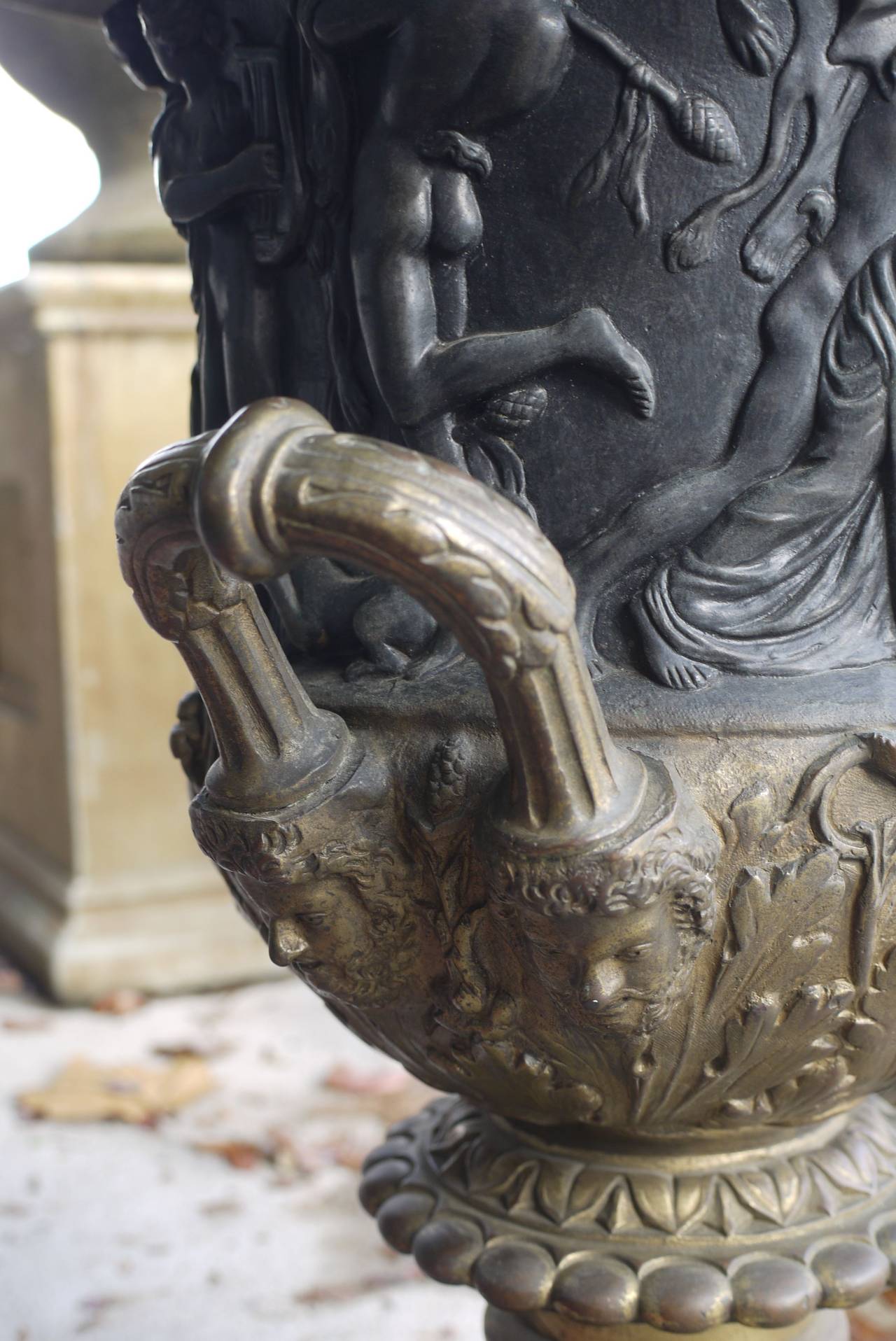 Bronze- Campana-Urnen aus dem 19. Jahrhundert nach den Modellen von Medici und Borghese, Paar (Spätes 19. Jahrhundert) im Angebot