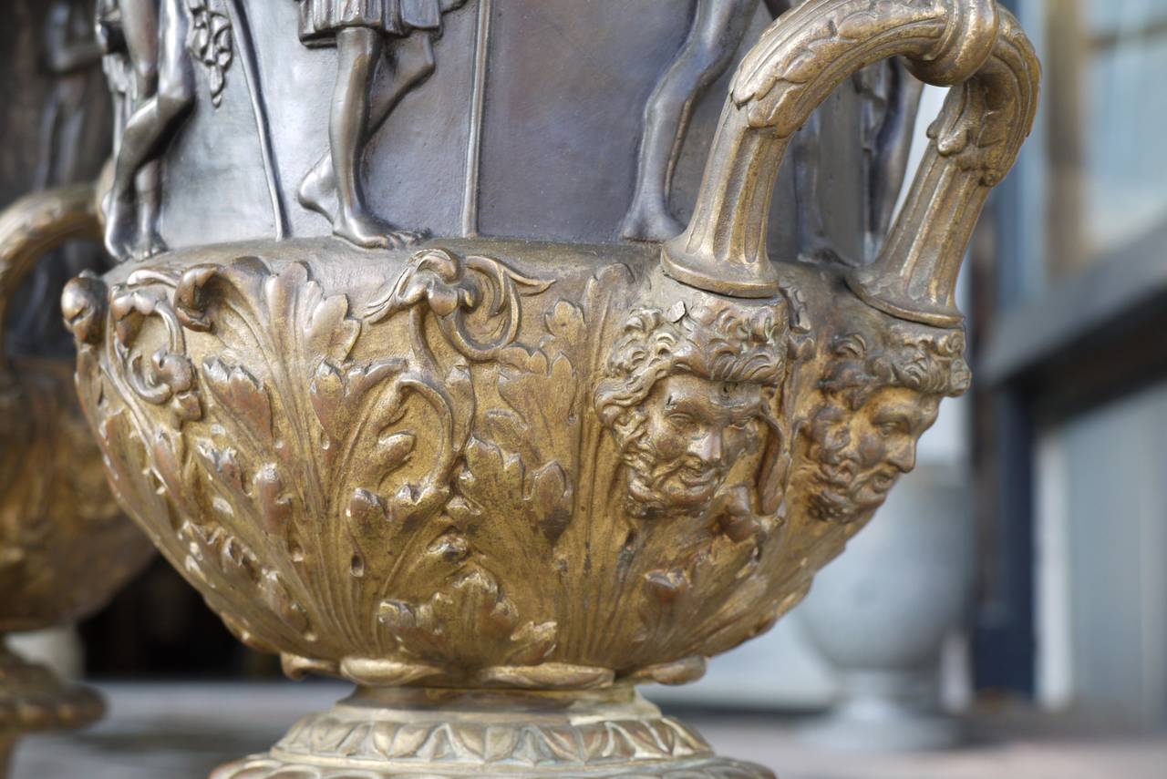 Bronze- Campana-Urnen aus dem 19. Jahrhundert nach den Modellen von Medici und Borghese, Paar (Französisch) im Angebot