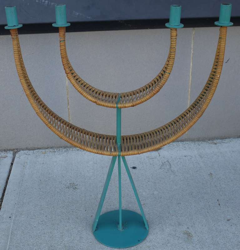 Grande candelabro scultoreo in smalto originale verde acqua e canna di Arthur Umanoff.   L'azzurro è originale e più raro del nero.  Lo stesso candelabro è disponibile anche con smalto nero.