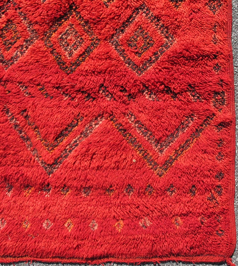 Tribal Tapis marocain vintage à motif de diamants rouges et motif zigzag en vente