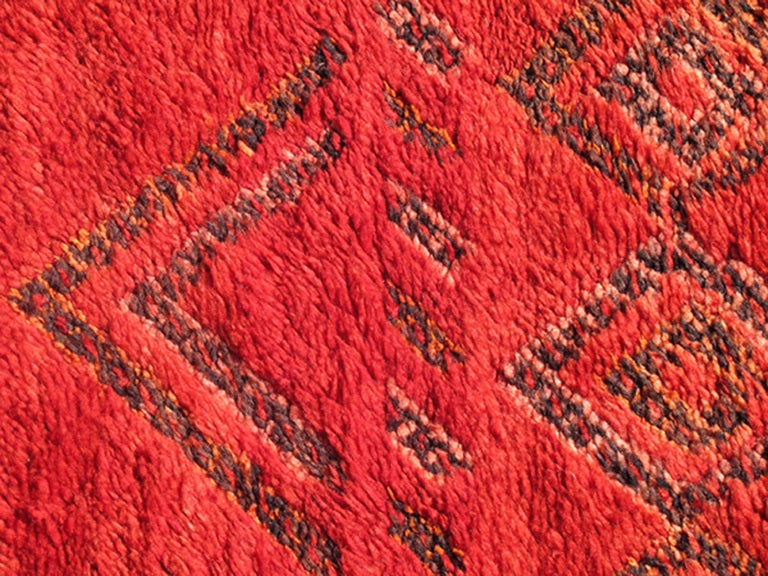 Marocain Tapis marocain vintage à motif de diamants rouges et motif zigzag en vente