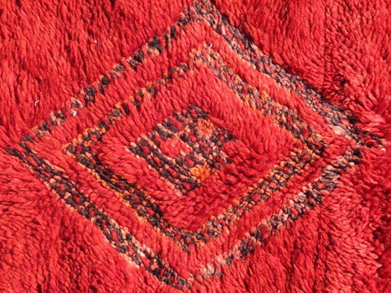 Alfombra marroquí vintage con diseño de rombos rojos y Zig Zag Anudado a mano en venta