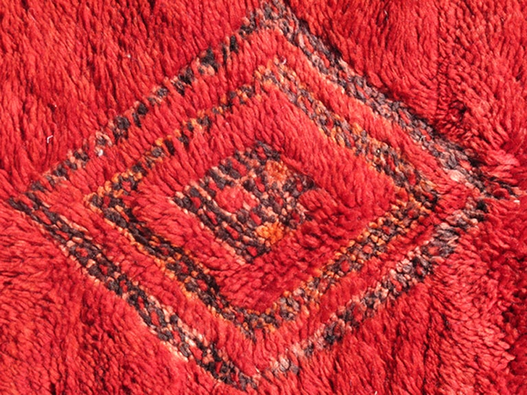 Noué à la main Tapis marocain vintage à motif de diamants rouges et motif zigzag en vente