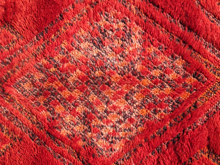 Tapis marocain vintage à motif de diamants rouges et motif zigzag Excellent état - En vente à Atlanta, GA