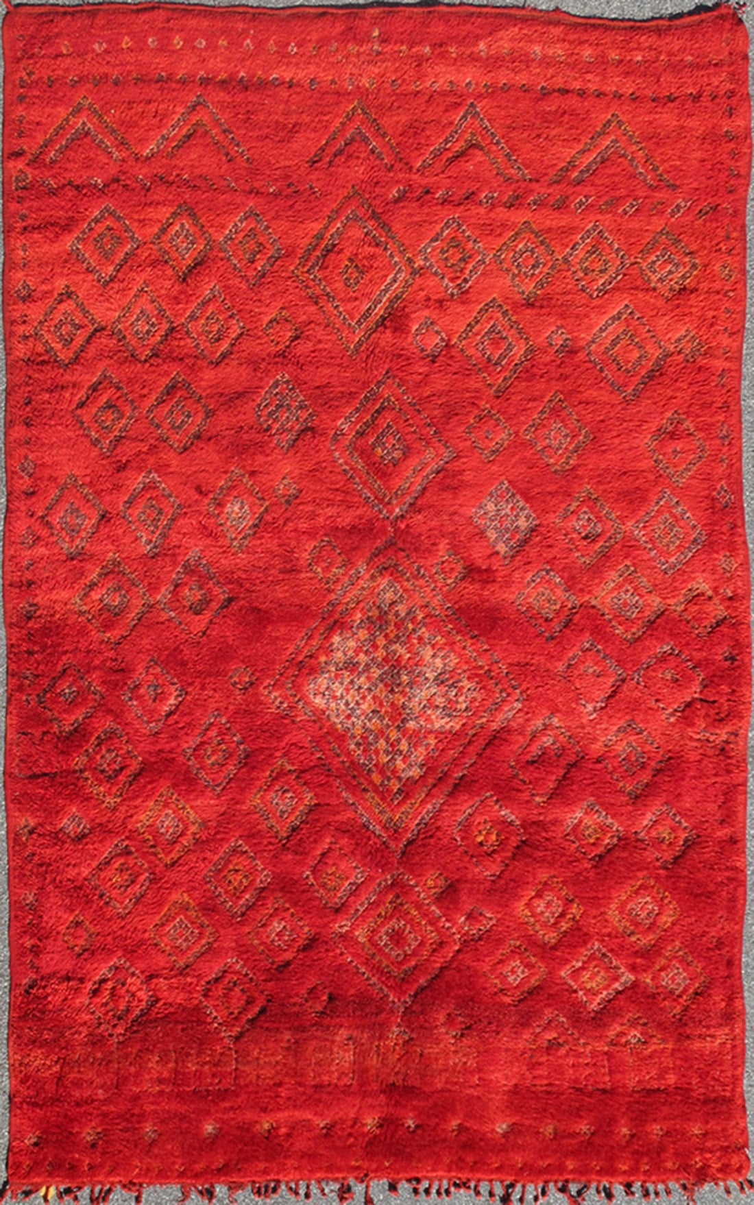 Tapis marocain vintage à motif de diamants rouges et motif zigzag en vente