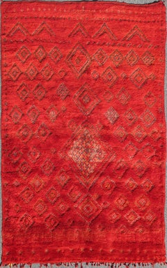 Tapis marocain vintage à motif de diamants rouges et motif zigzag