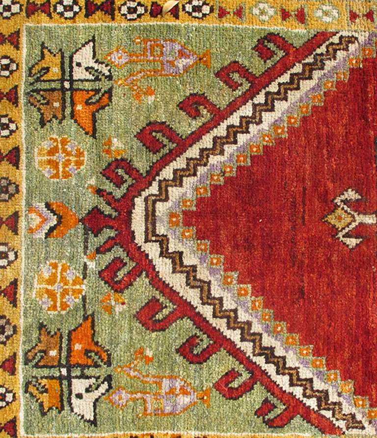 Milieu du XXe siècle Oushak turc coloré avec un motif de prière