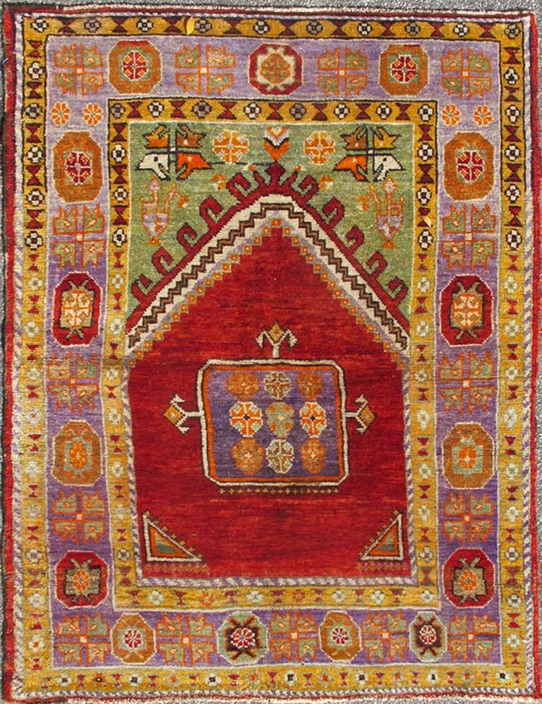 Cet antique et inhabituel Design/One présente un remarquable dessin géométrique associé à une palette de couleurs délicates. Une base rouge accueille un ensemble intrigant de motifs géométriques dans des teintes de violet pâle, de bleu clair, de