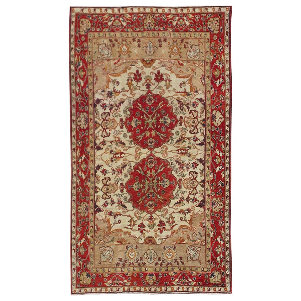 Antiker türkischer Sivas-Teppich mit roten, taupefarbenen, hellgrünen und cremefarbenen Farben