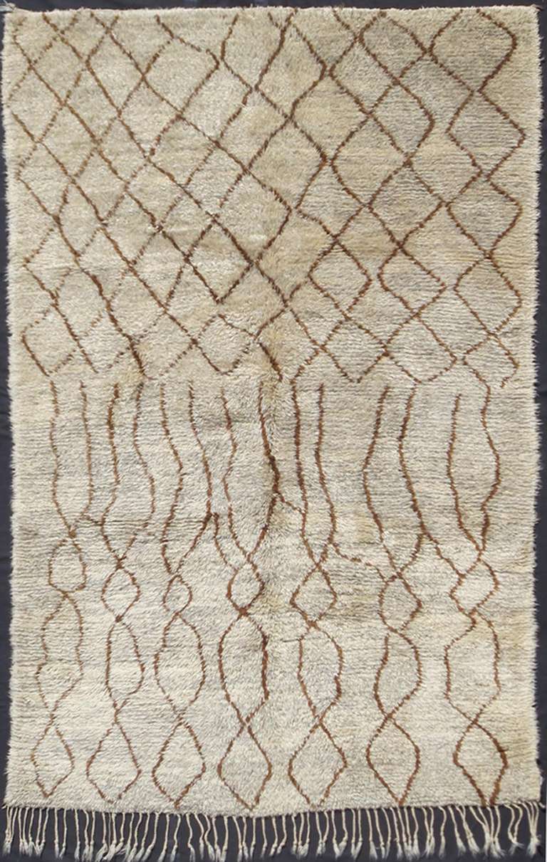 Rendered in diamond shapes, this beautiful Moroccan displays an artistic village weaving from the high Atlas mountains. 
Measures: 6'10 x 9'8.