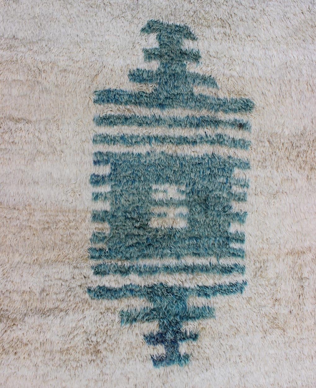 Unique Turkish Vintage Tulu Rug with Modern Design in Teal & Off White.
This unique Tulu demonstrates a balance between a tribal motif and a freely floating modern design. The blue/green medallion contrasts elegantly with the warm Off-white field,