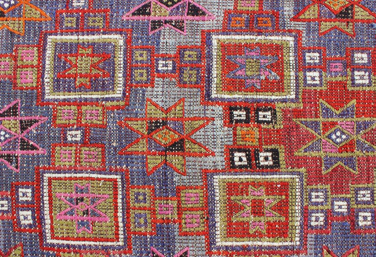 Tapis Kilim vintage brodé à tissage plat avec motifs géométriques et carrés Bon état - En vente à Atlanta, GA