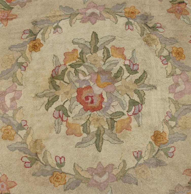 Grand tapis crocheté américain vintage au motif floral délicieusement élégant