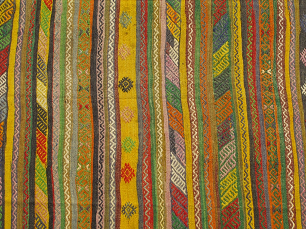Türkischer Kelim-Teppich mit bunten Streifen und Diamant-Motiv-Designs (Mitte des 20. Jahrhunderts) im Angebot
