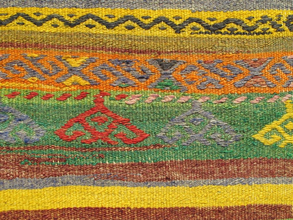 Türkischer Kelim-Teppich mit bunten Streifen und Diamant-Motiv-Designs (Wolle) im Angebot