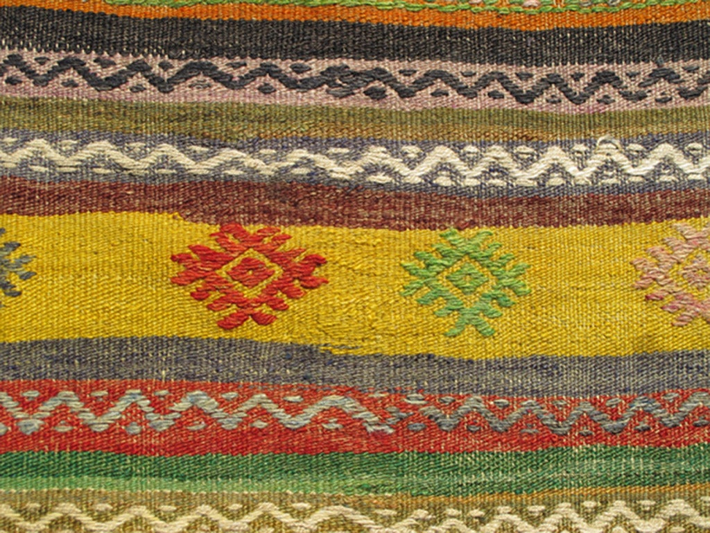 Türkischer Kelim-Teppich mit bunten Streifen und Diamant-Motiv-Designs im Angebot 3