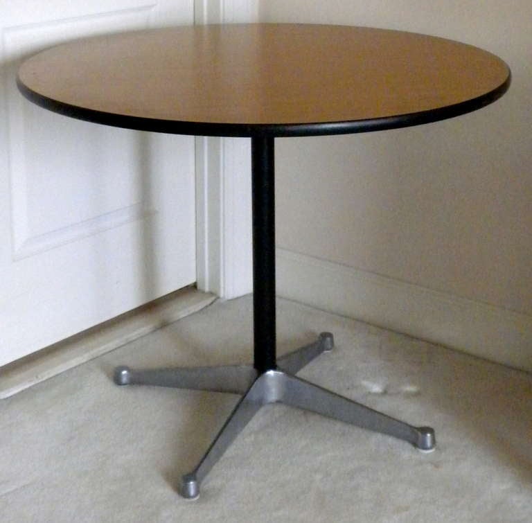 Original Eames Aluminum Group Pedestal Table for Herman Miller In Good Condition For Sale In Brambleton, VA