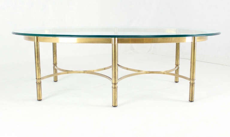 Laiton Table basse ovale en laiton et verre, mi-siècle moderne