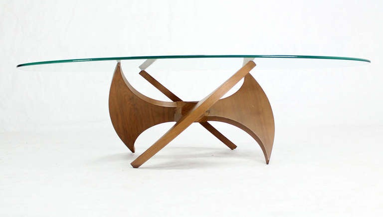 Mid-Century Modern Walnut Propeller Base Oval Coffee Table with Glass Top In Excellent Condition In Rockaway, NJ