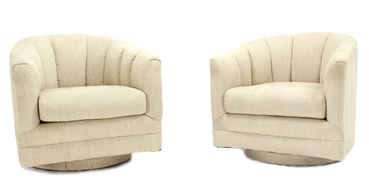 Pair of Revolving Lounge Barrel-Back Chairs by Milo Baughman 2