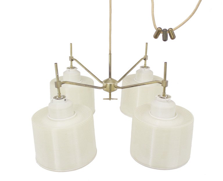 20ième siècle Lustre à 4 abat-jour réglable en acrylique blanc de style mi-siècle moderne avec abat-jour