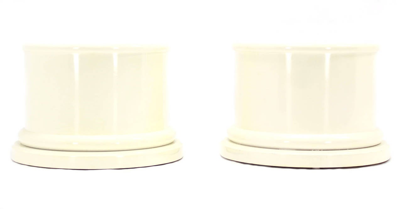 Pair of mid-century modern white lacquer round pedestal bases or end tables