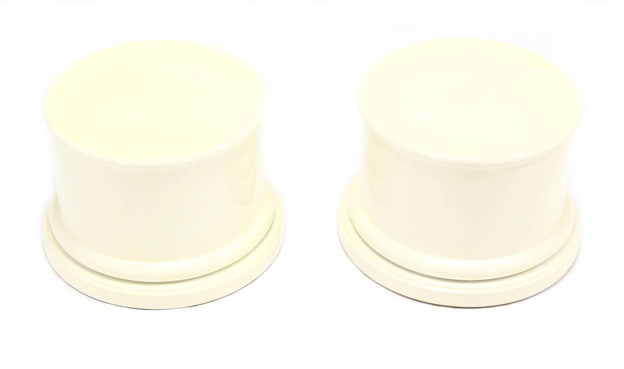 Pair of White Lacquer Mid-Century Modern Pedestals 5