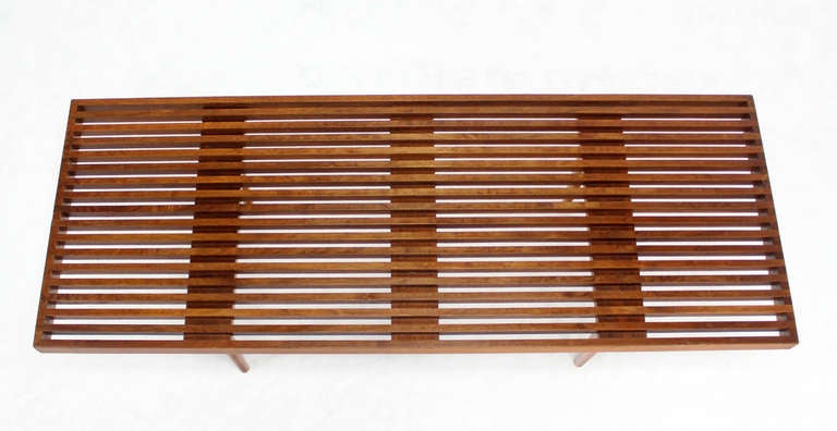 Banc danois en bois de noyer à lattes:: moderne du milieu du siècle dernier 1