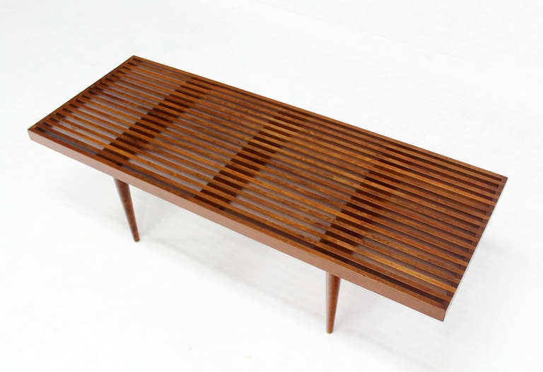 Mid-Century Modern Banc danois en bois de noyer à lattes:: moderne du milieu du siècle dernier