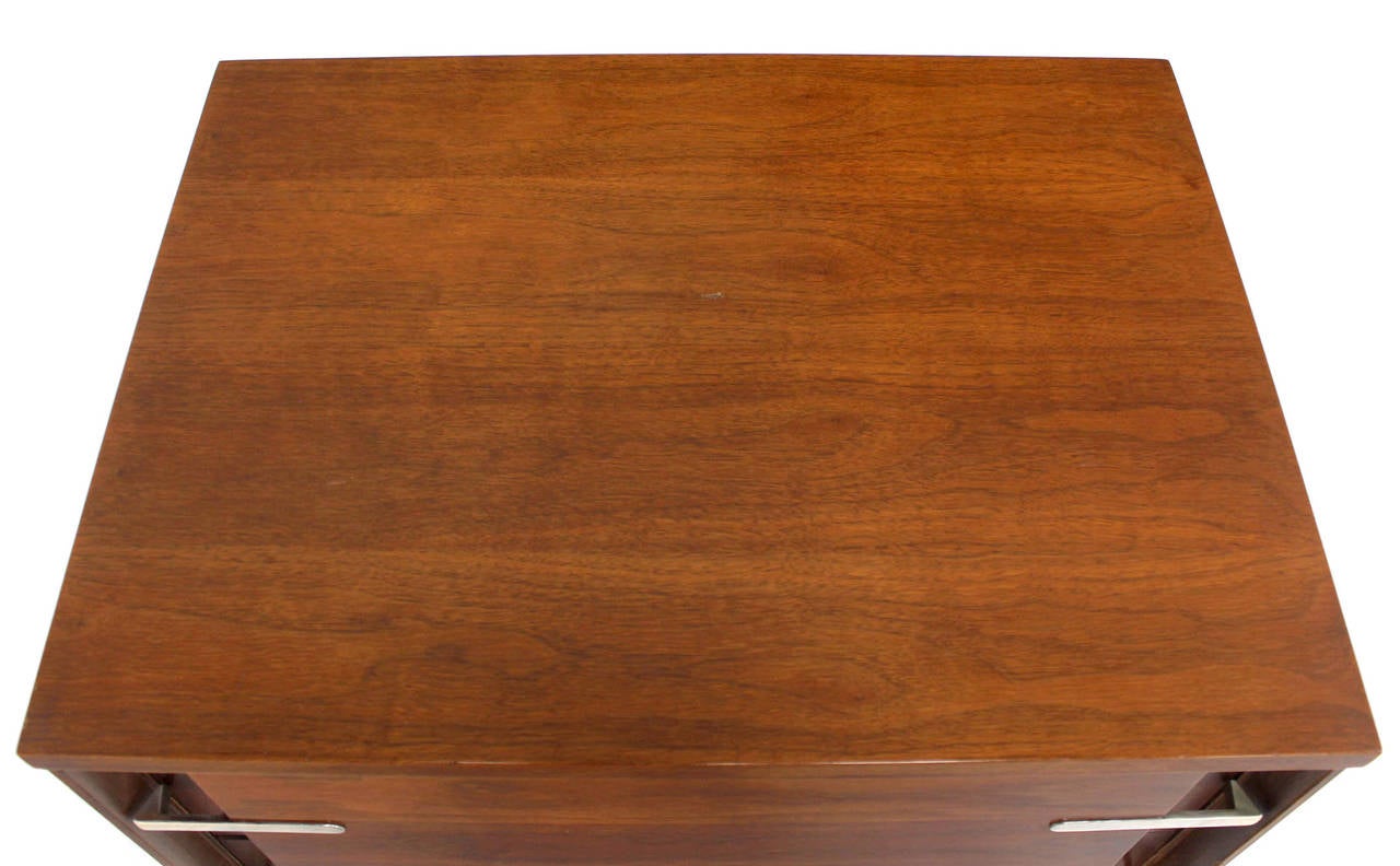 Mid-Century Modern Walnut Bachelor Chest or Dresser with Accent Drawer Pulls In Excellent Condition In Rockaway, NJ