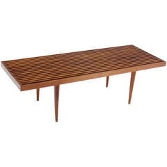 Banc danois en bois de noyer à lattes:: moderne du milieu du siècle dernier