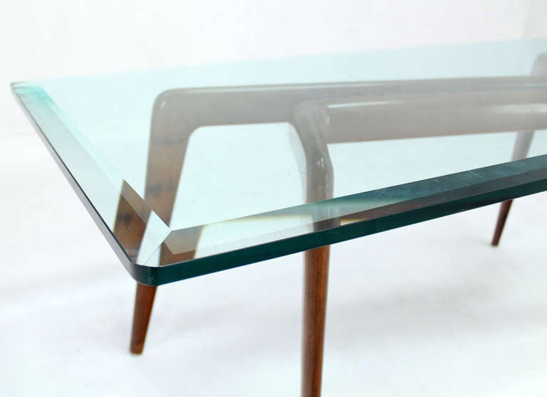 Italienischer moderner Couchtisch mit Nussbaumgestell und Glasplatte aus der Mitte des Jahrhunderts 3