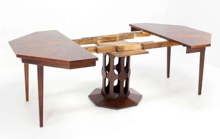 Oiled Walnut Octagonal, Two-Leaf Dining Table in the Style of Harvey Probber In Excellent Condition In Rockaway, NJ