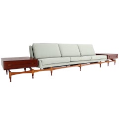 Dänische Mid Century Modern Sofa Extra Long Built in Teak End Side Tables Schubladen