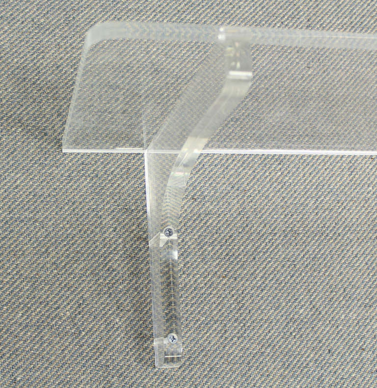 Set of three mid-century modern lucite shelves.
D=10xW=18xH=11