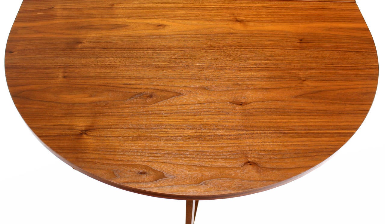 American Danish Mid-Century Modern Walnut Drop-Leaf Dining or Breakfast Table