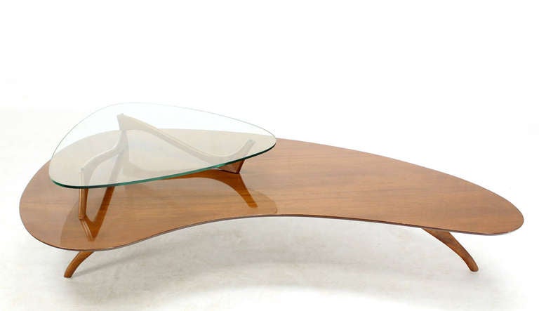 Mid Century Modern Kidney Organic Shape Walnut Coffee Table w/ Glass Top In Excellent Condition In Rockaway, NJ