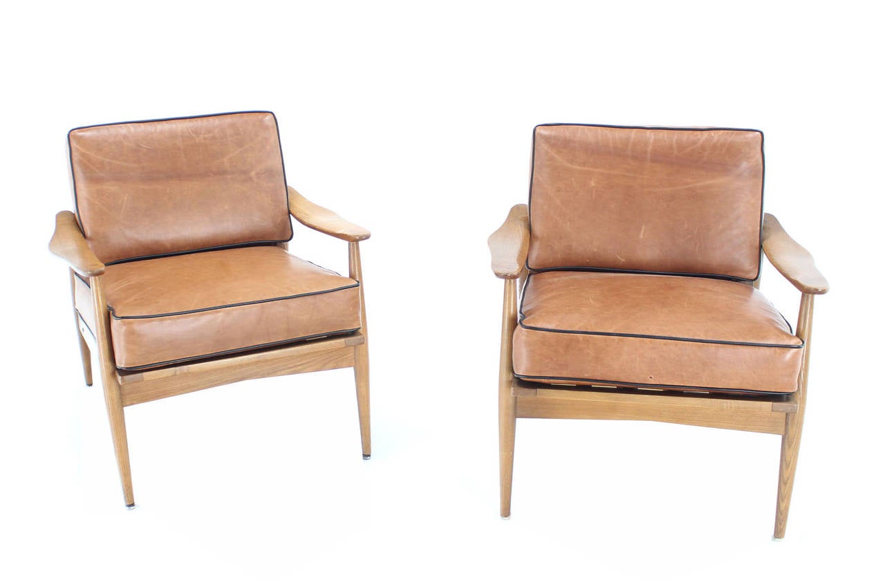 Pair of Danish Mid-Century Modern Leather Upholstery Lounge Chairs In Excellent Condition In Rockaway, NJ