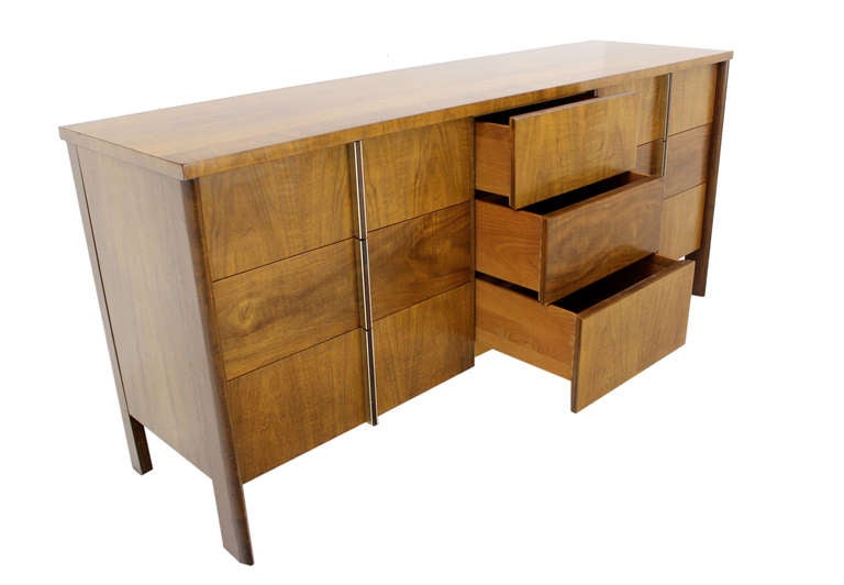 Mid-Century Modern Commode ou crédence John Widdicomb en ronce de noyer, moderne du milieu du siècle dernier
