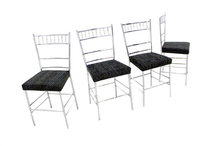 Hübscher Satz von vier Esszimmerstühlen aus Bambusimitat. Die Sitze sind neu gepolstert.