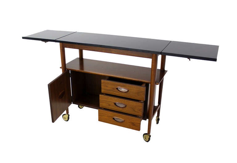 Mid Century Danish Modern Walnut Drop Leaf Cart Bar Server In Excellent Condition In Rockaway, NJ
