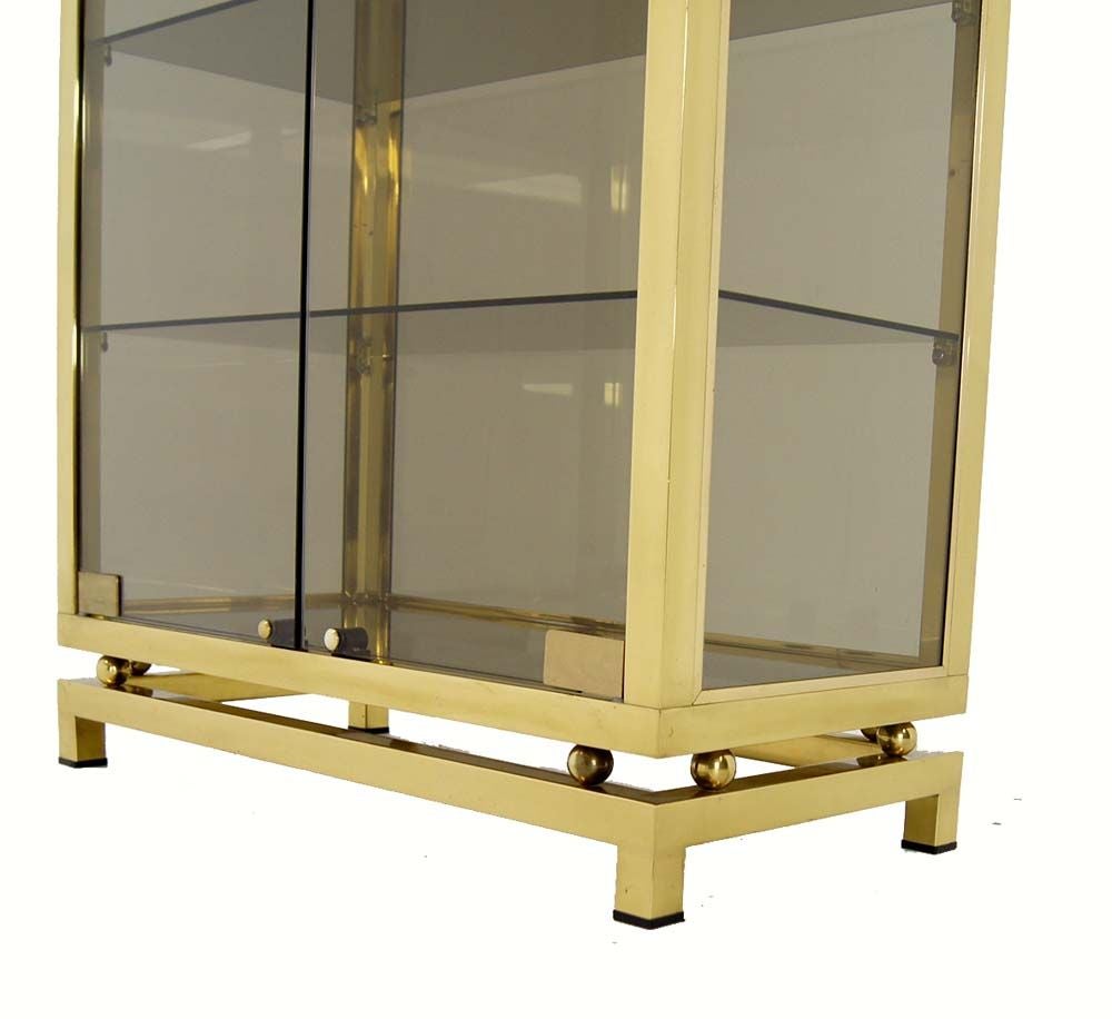 Very nice solid brass two door curio cabinet. Possibly made by Mastercraft.