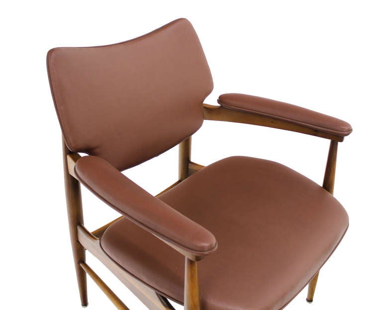 Set of six mid-century modern style chairs by Thonet.