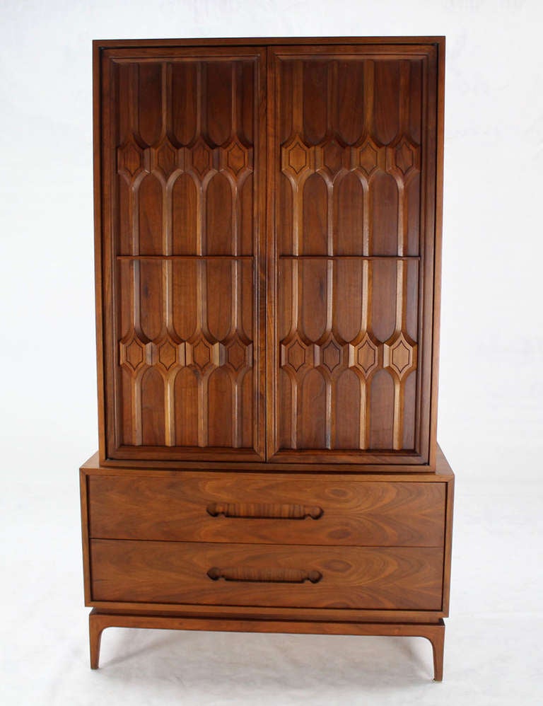 Mid Century Modern Walnut Gentlemen's High Chest Dresser Cabinet In Excellent Condition In Rockaway, NJ