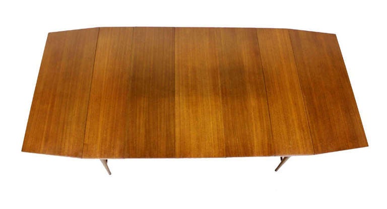 Nice mid century modern dining drop leaf table by Paul McCobb.
Extended Dimensions: 87x40x29