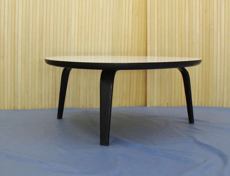 Thonet Mid Century Modern Kidney Shape Coffee Table In Excellent Condition In Rockaway, NJ